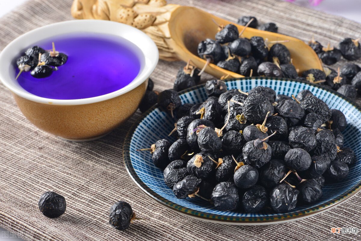 黑枸杞怎么选购 黑枸杞泡出来是什么颜色才是真的