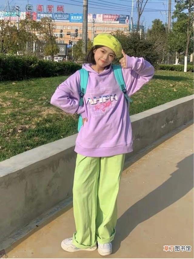 绿色裤子搭配大全 绿色裤子配什么颜色的上衣好看