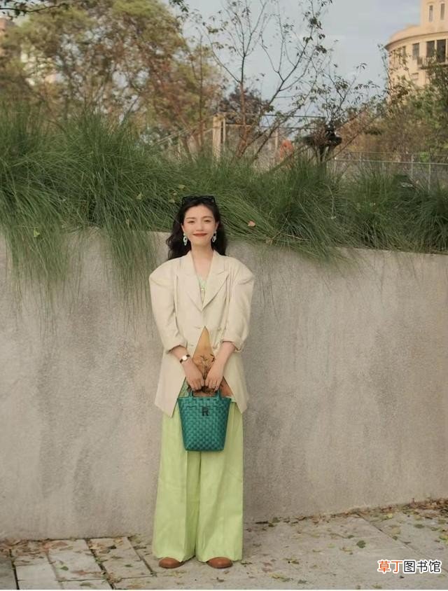 绿色裤子搭配大全 绿色裤子配什么颜色的上衣好看