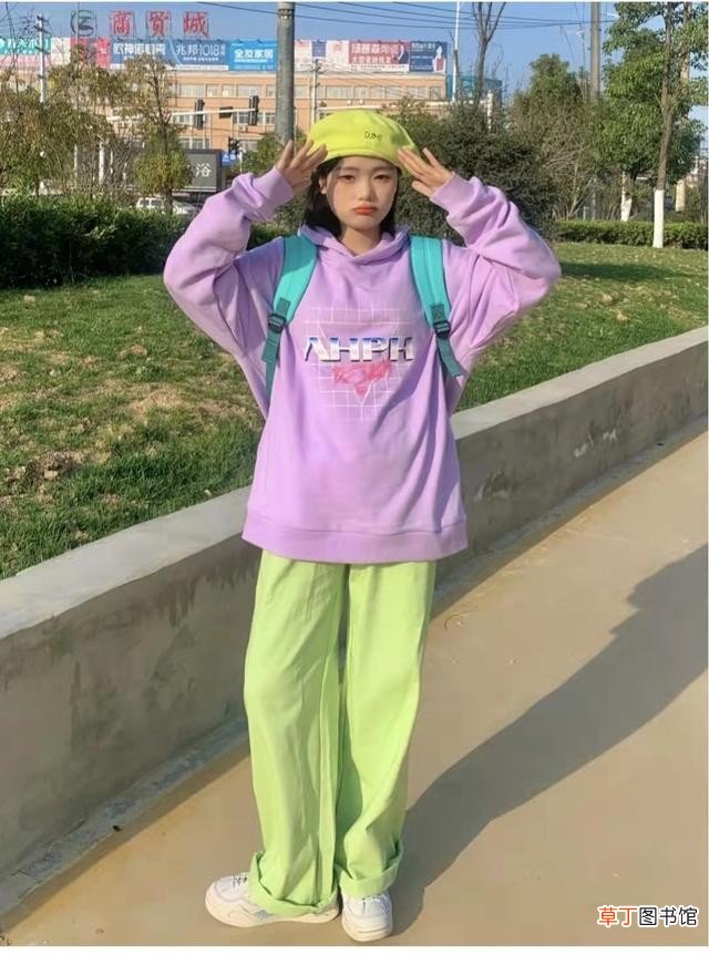 绿色裤子搭配大全 绿色裤子配什么颜色的上衣好看