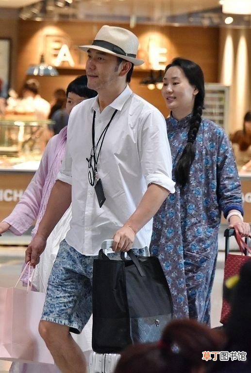 林依轮带老婆出行胡子花白显老态 林依轮老婆西华穿搭分享