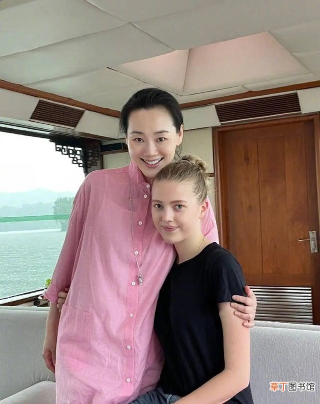 林依轮带老婆出行胡子花白显老态 林依轮老婆西华穿搭分享