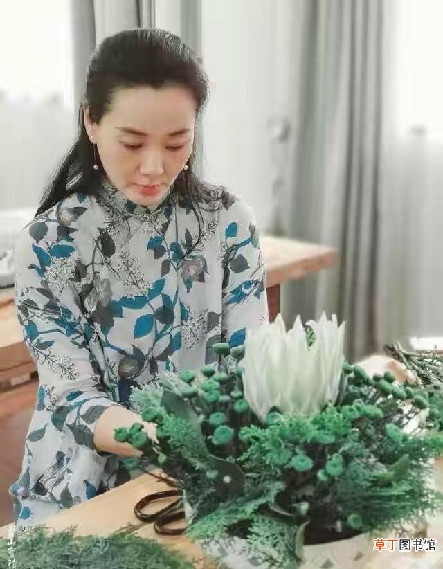 林依轮带老婆出行胡子花白显老态 林依轮老婆西华穿搭分享
