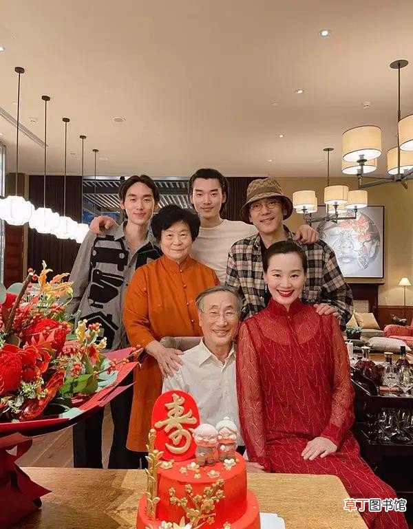 林依轮带老婆出行胡子花白显老态 林依轮老婆西华穿搭分享