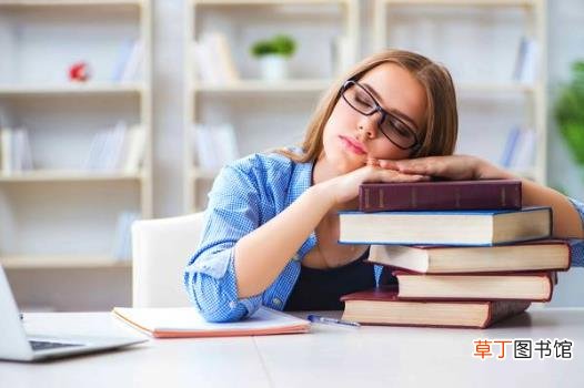 上班族趴着午睡危害大 科学午睡好处多