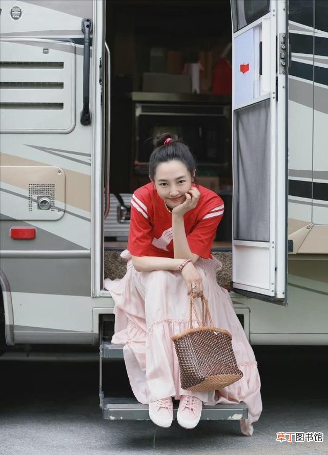 女性百搭上衣推荐(女人常备的3件时髦上衣）
