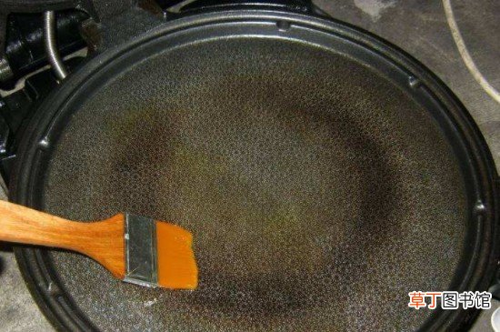 电饼铛油垢太厚了怎样去除