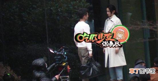 关晓彤片场被张一山勾下巴怎么回事？女朋友被“调戏”鹿晗都不会吃醋的吗？