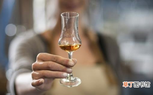 饮酒对身体真的没有一点帮助 借酒消愁伤心泪流