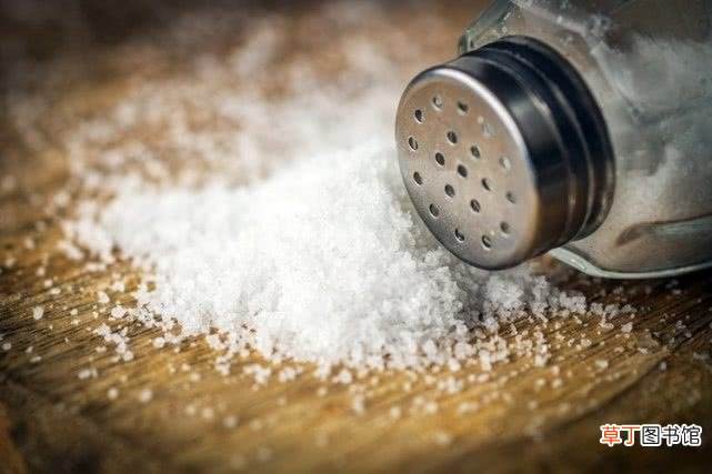 用盐去黑头的注意事项 食用盐真的可以去除黑头吗