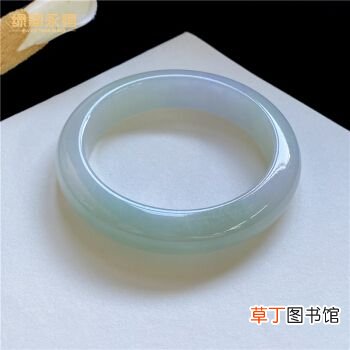 玉镯和翡翠手镯哪个养人 翡翠镯子和玉镯子有什么区别