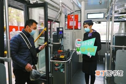 上海规定公交车内不得饮食及外放声音（上海市公共汽车和电车乘坐规