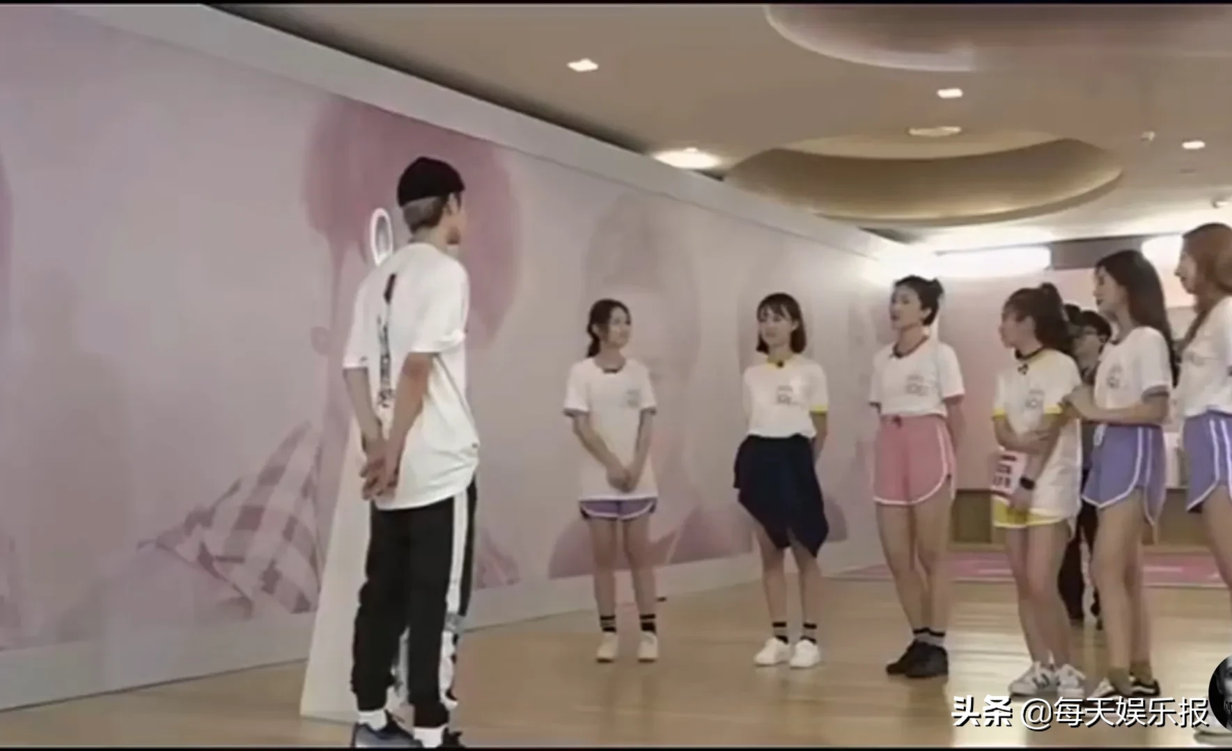 王一博方发文否认与李子璇恋情两人在节目中是很好的导师组学员关系