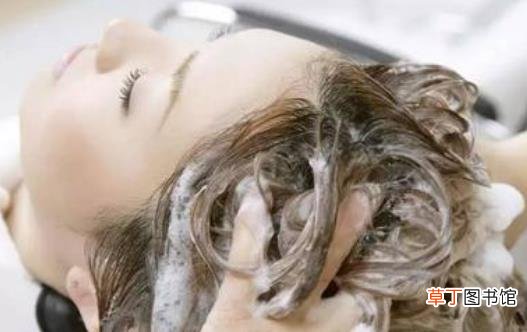 长期用冷水洗头对人的危害 洗头的正确方法