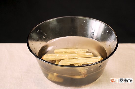 腐竹炒肉的做法