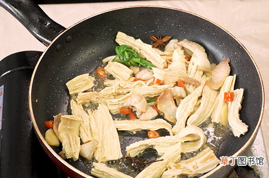 腐竹炒肉的做法