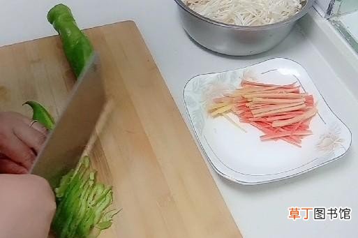 清炒金针菇的家常做法 家常菜炒金针菇的简单步骤