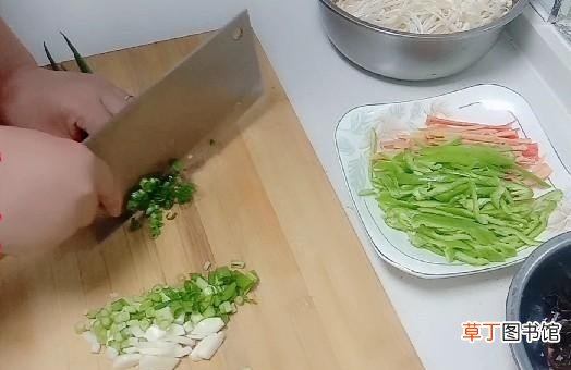 清炒金针菇的家常做法 家常菜炒金针菇的简单步骤