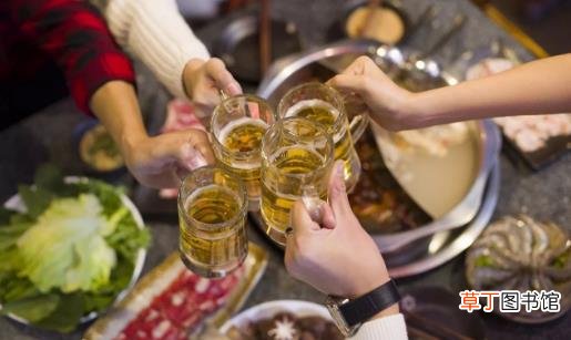 想喝酒时减少身体的伤害 白酒黄酒温着喝果盘必须吃