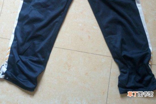 怎样用皮筋改校服裤子