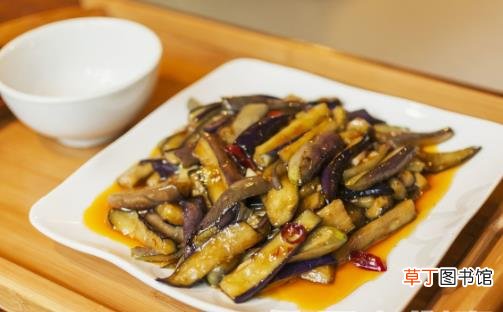 夏季吃茄子清热解暑平稳血压 但大量生吃茄子易中毒