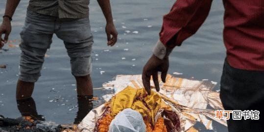 印度火葬场恒河的浮尸 印度多个火葬场遗体积压
