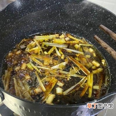 家常版葱烧海参简单易学好上手 如何做葱烧海参