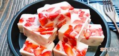 在家动手做这个草莓奶冻好吃又好看 草莓牛奶冰做法