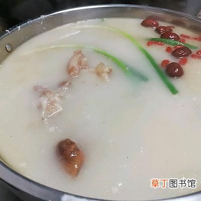 羊肉汤锅汤美味又暖胃 汤锅的推荐及做法