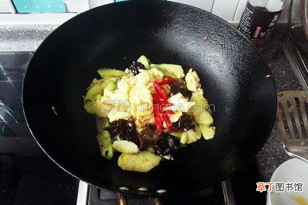 丝瓜炒鸡蛋这样做简易又好吃 丝瓜炒蛋的家常做法