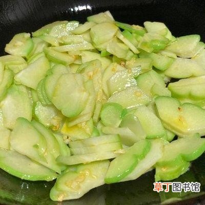 学着做清炒佛手瓜五分钟就能上桌 清炒佛手瓜的做法