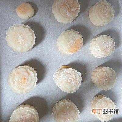 奶黄馅冰皮月饼五分钟就能上桌的美食 冰皮奶黄月饼的做法