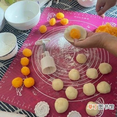 奶黄馅冰皮月饼五分钟就能上桌的美食 冰皮奶黄月饼的做法
