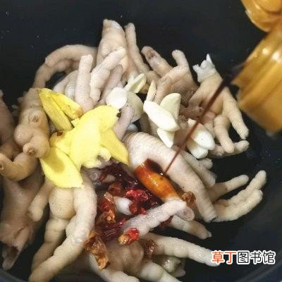 酱香红烧鸡爪软糯可口 红烧鸡爪的做法大全