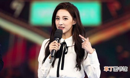 央视主持马凡舒走秀泳衣滑落,淡定走完全程事后霸气回应