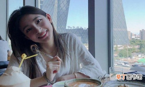 央视主持马凡舒走秀泳衣滑落,淡定走完全程事后霸气回应