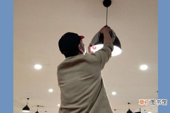 灯罩胶发黄用什么清洗干净