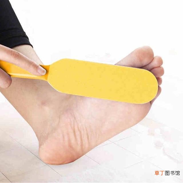 如何解决脚后跟干裂问题 脚后跟干裂起硬皮怎么办