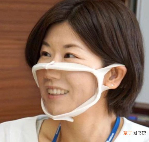 听力障碍者在生活中会遇到哪些困难 日本一公司推出嘴部透明口罩