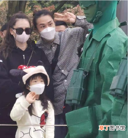 戚薇辟谣与李承铉离婚，还自曝二人常在厕所约会