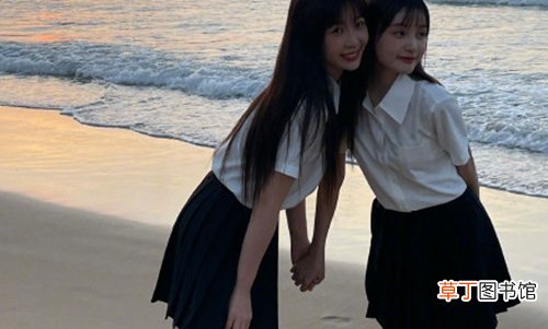 虞书欣林小宅海边看日出,白衣黑裙好似校园女主