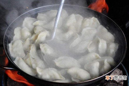 饺子冻成一大坨了怎么分开