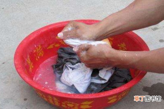 乳胶漆弄在衣服上怎样能洗干净