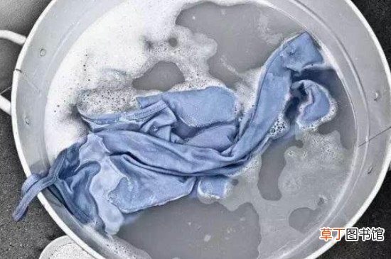 乳胶漆弄在衣服上怎样能洗干净