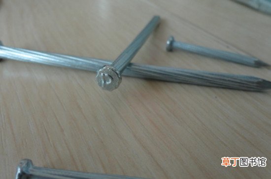 水泥钉怎么往墙上钉