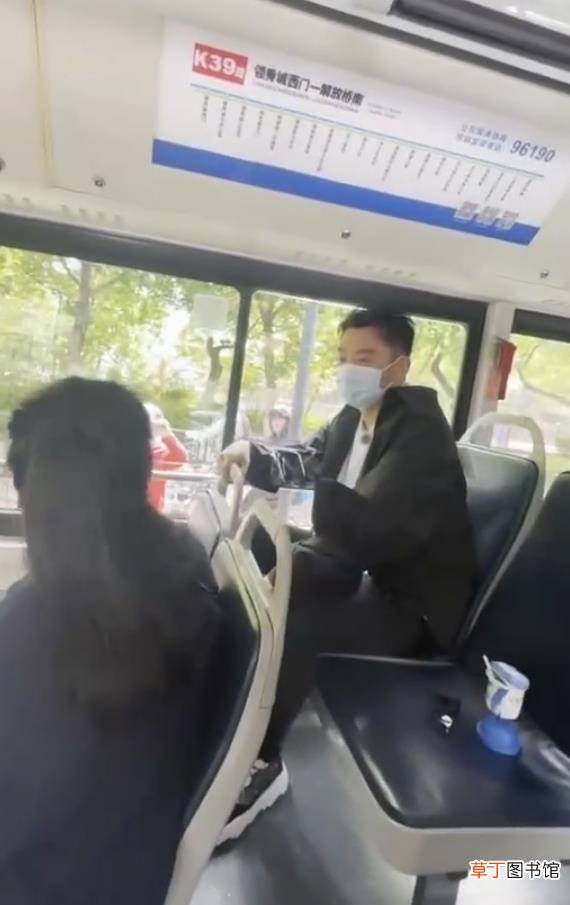 苗苗产后综艺首秀与老公合体,郑恺坐公交“追妻”?