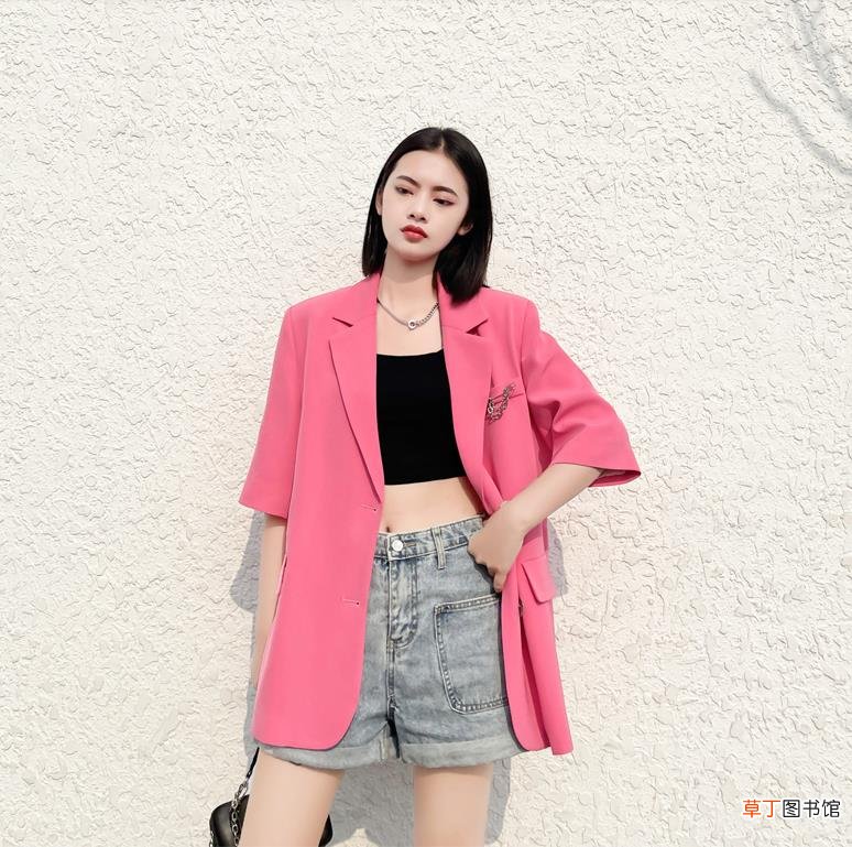 粉色西装搭配什么下装