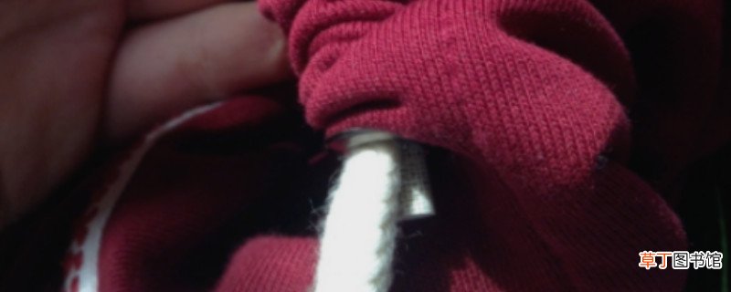 裤子绳子缩进去怎么弄出来