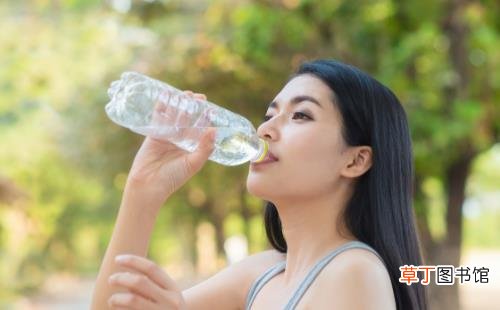 一杯水能解决十种病 一天不要少于八杯水
