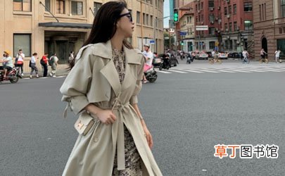 风衣染色怎么洗掉